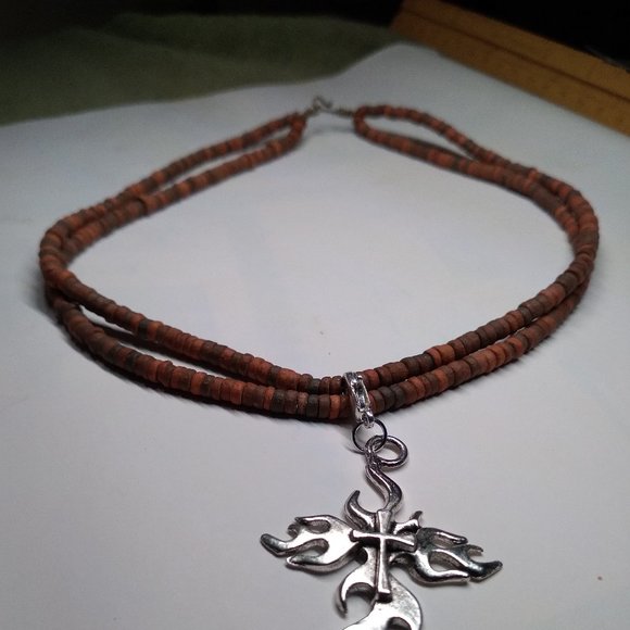 The silver tone cross and red puka shells 16 inch - Picture 5 of 7